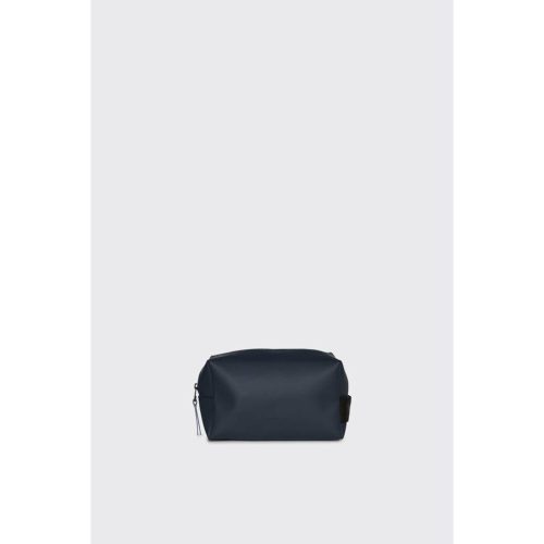 Wash Bag Small Travel Accessories 15580 47 Navy 11 660x990 crop center 1030b3a1 ae12 4696 90ea 83eb1eb1df9d